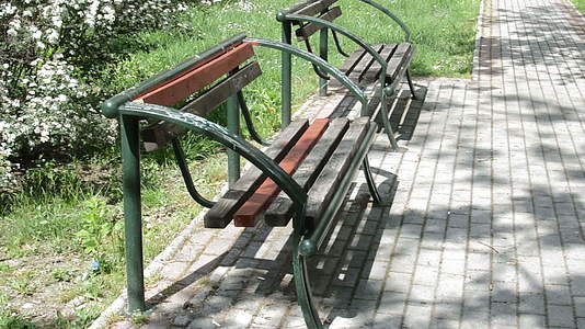 金属铁板在公园的椅子上有木天花板视频的预览图