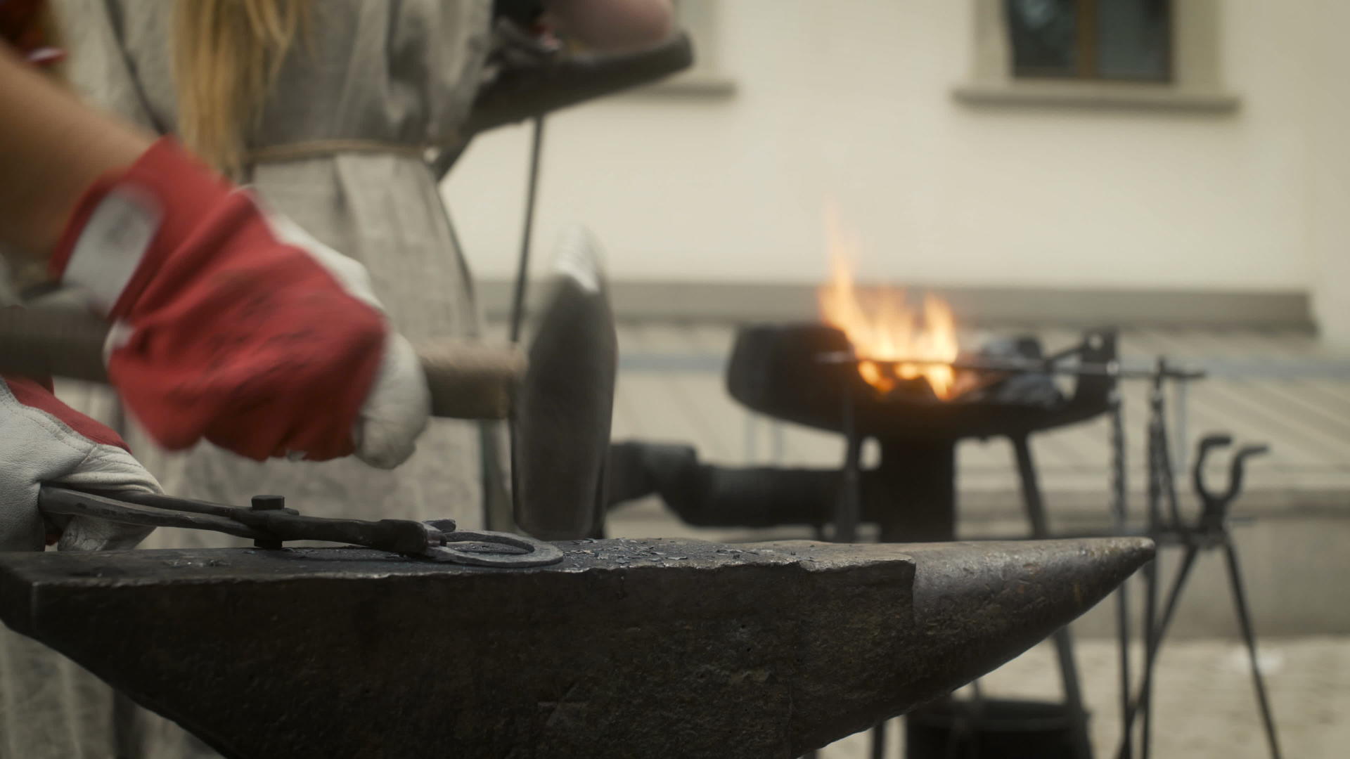 骑马蹄木的女铁匠视频的预览图