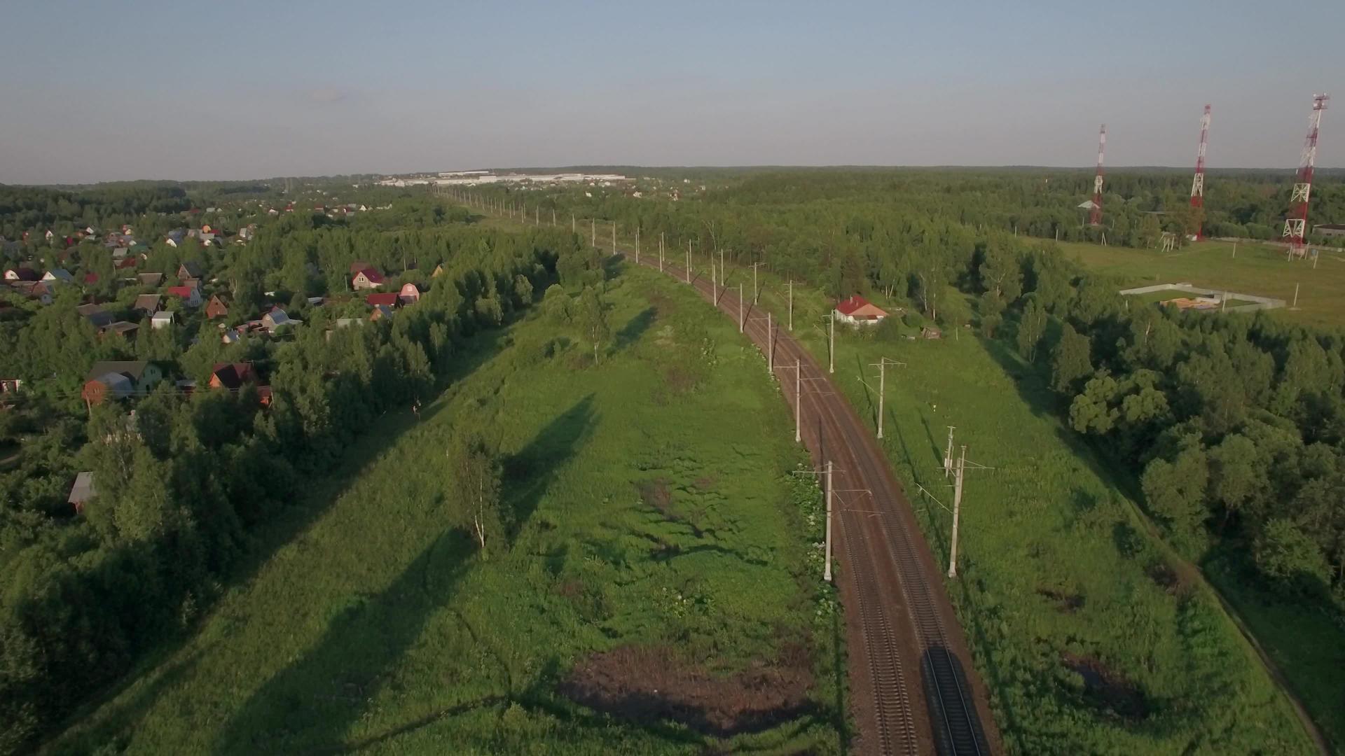 空中观光的乡村火车视频的预览图