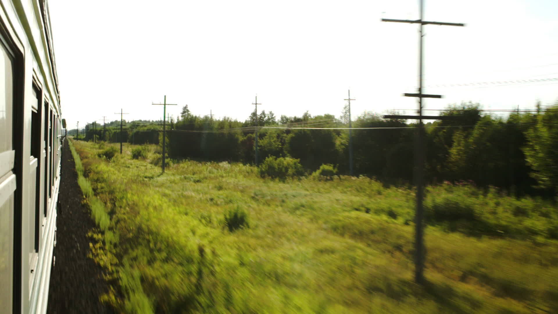 移动列车和穿越地貌视频的预览图