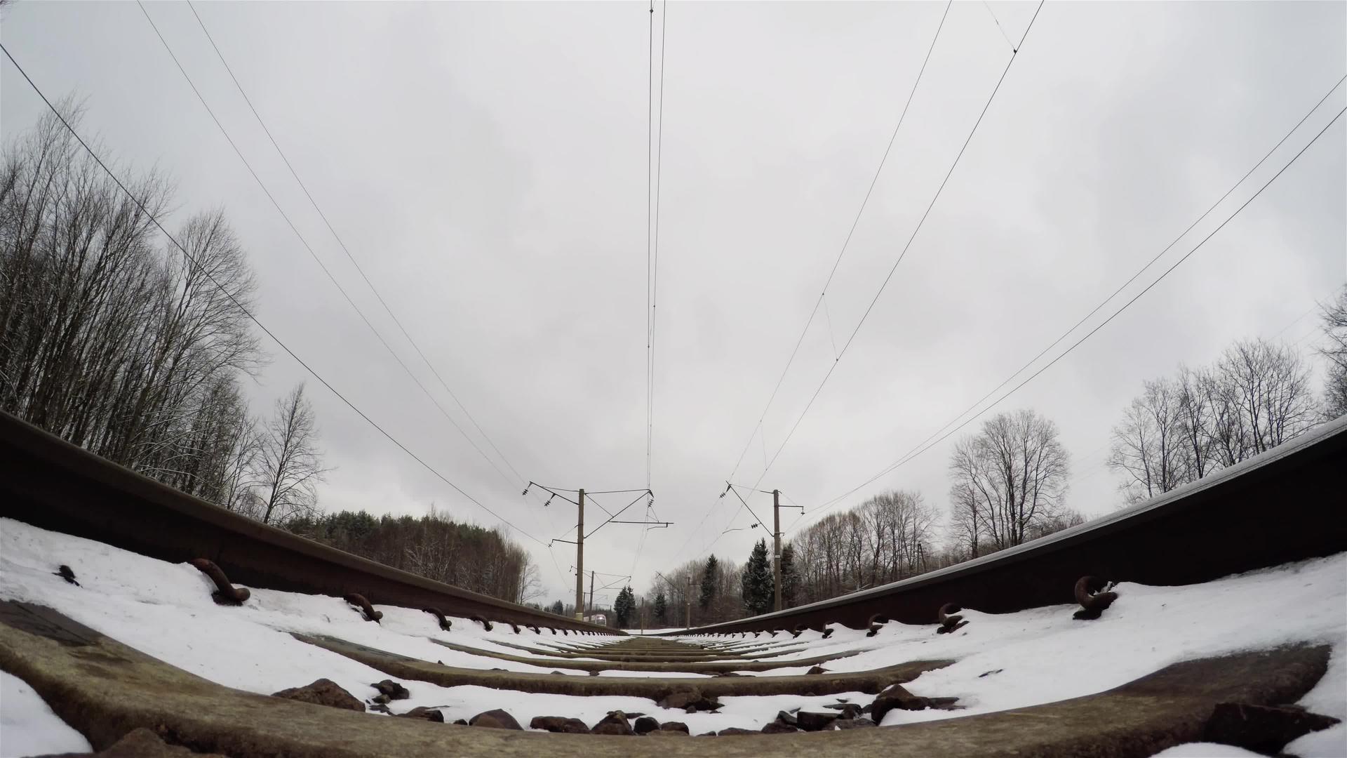 冬季底视图中的火车视频的预览图