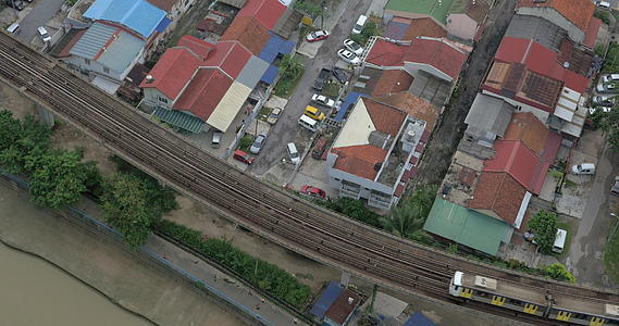 在马拉西亚Kalaplumur在地面铁路上行驶的火车视频的预览图