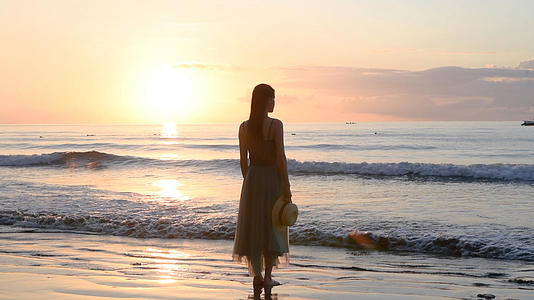 4K海边欣赏日出的少女视频的预览图