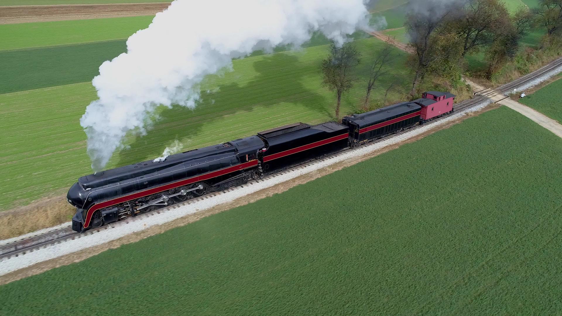 观察空中古董蒸汽机车的恢复视频的预览图