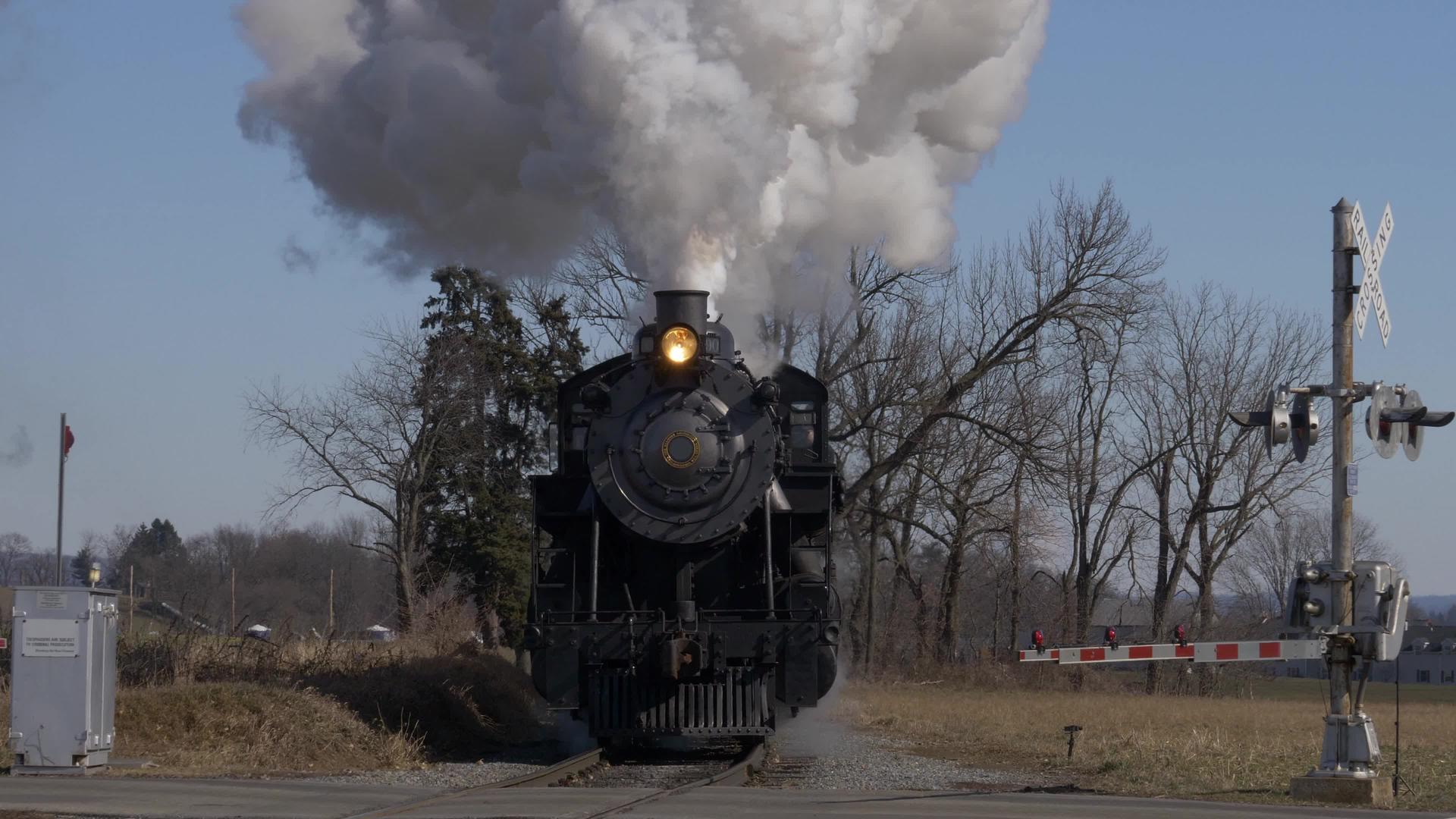 古董恢复了蒸汽发动机和公共汽车的烟气和蒸汽视频的预览图