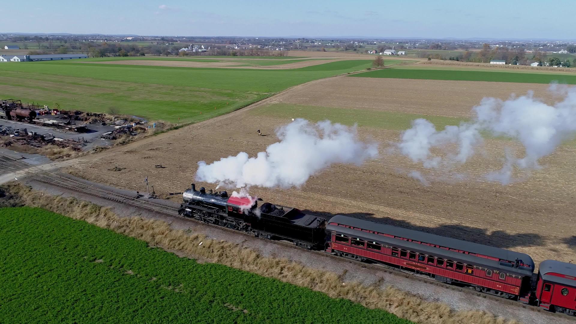 乘用车进入货运场的乘用车恢复了蒸汽机车的古董空气视频的预览图
