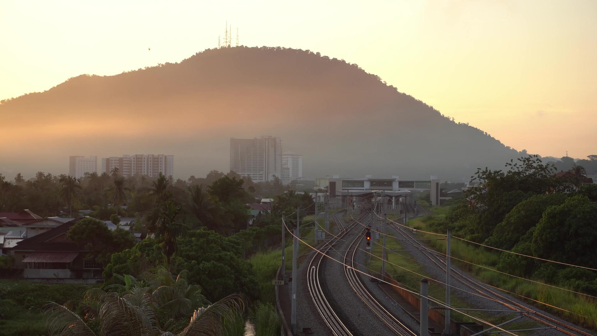 早晨日出火车站视频的预览图