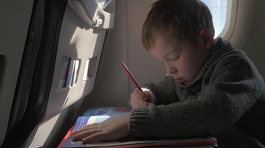 小男孩如何学会用铅笔写字？视频的预览图