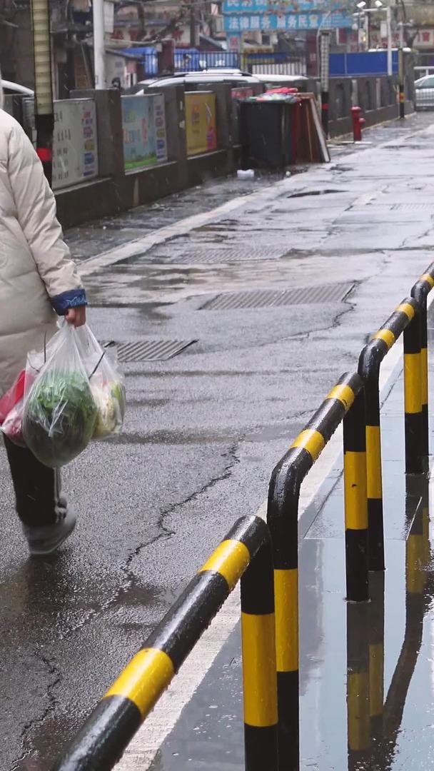 城市冒雪降温携带塑料袋女性背影环保材料视频的预览图
