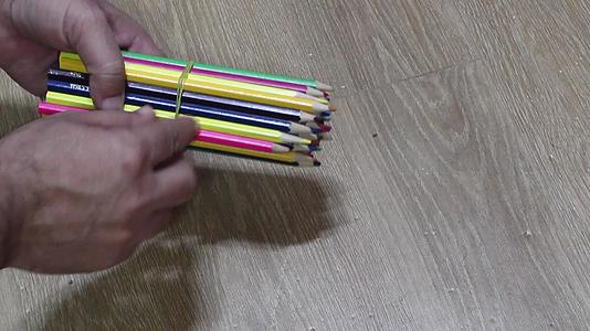 色彩鲜艳的铅笔视频的预览图