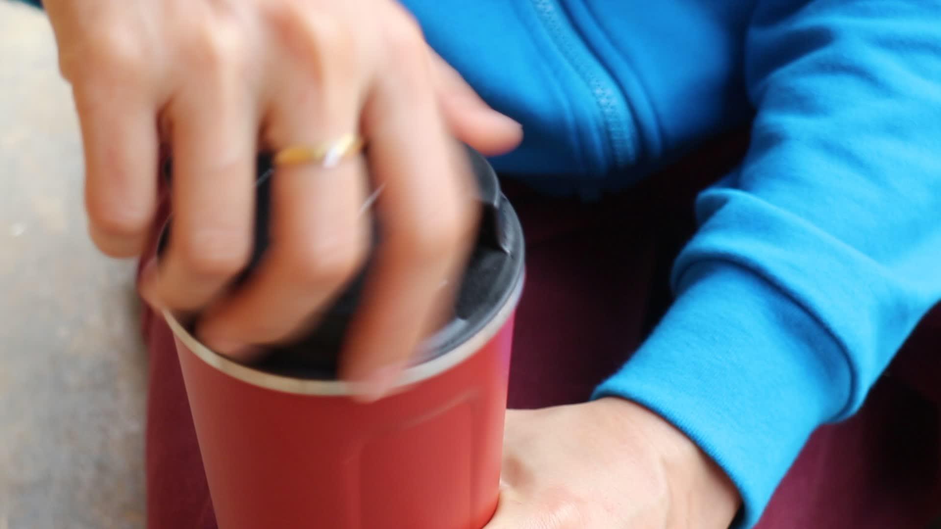 早上冰雪牛奶咖啡在大杯里视频的预览图