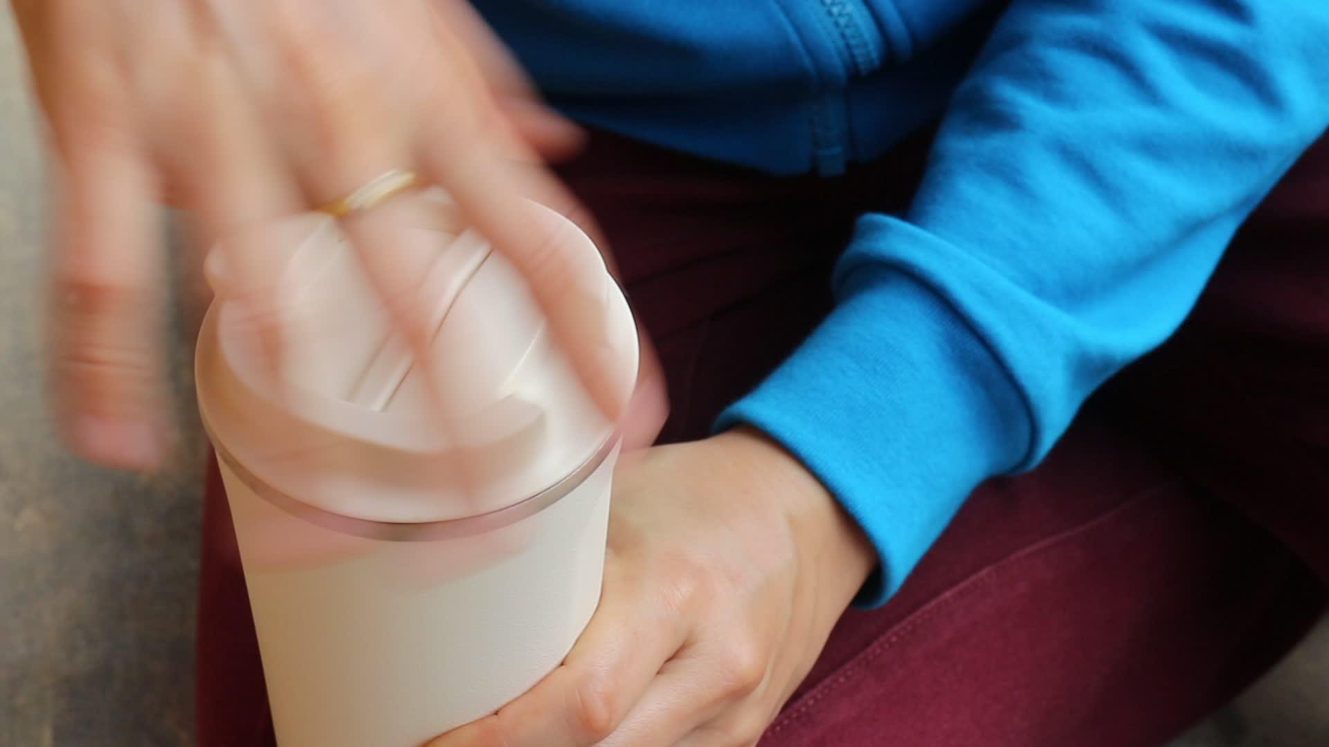 早上冷冻咖啡拿铁放在大杯里视频的预览图