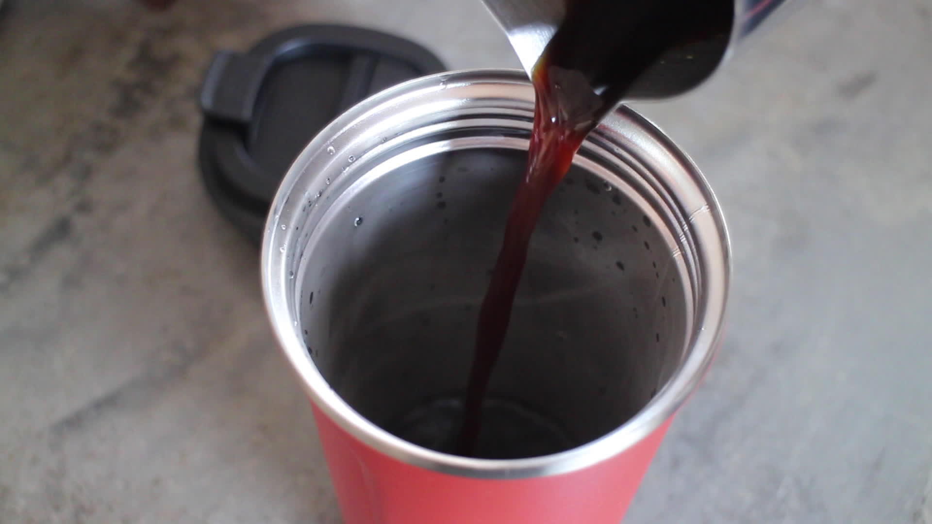 生态友好的可以在杯子上手工制作黑咖啡视频的预览图