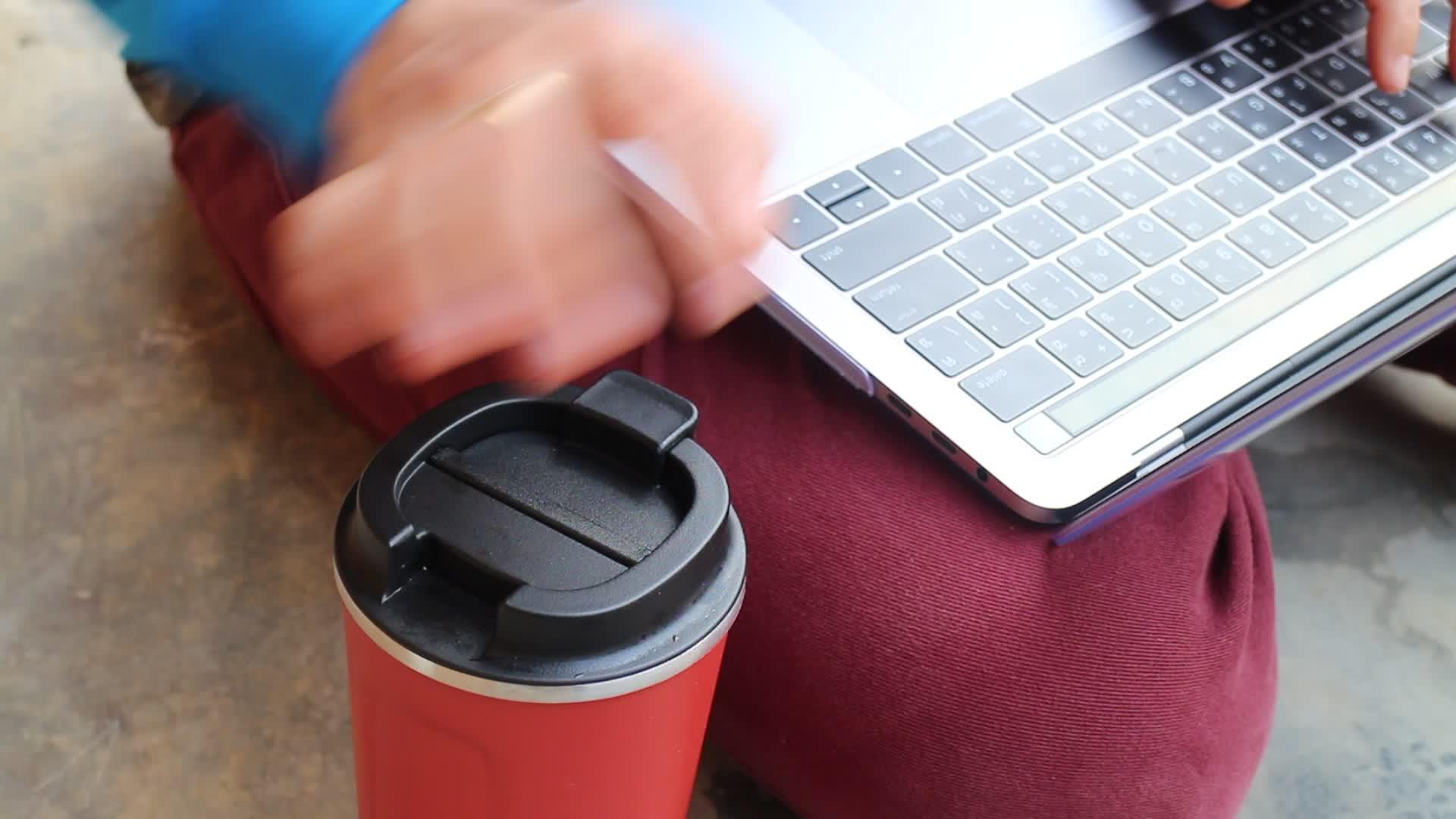 提供笔记本电脑和饮用水咖啡在线服务视频的预览图