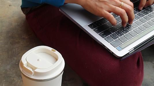 提供互联网服务的笔记本电脑和咖啡饮料视频的预览图