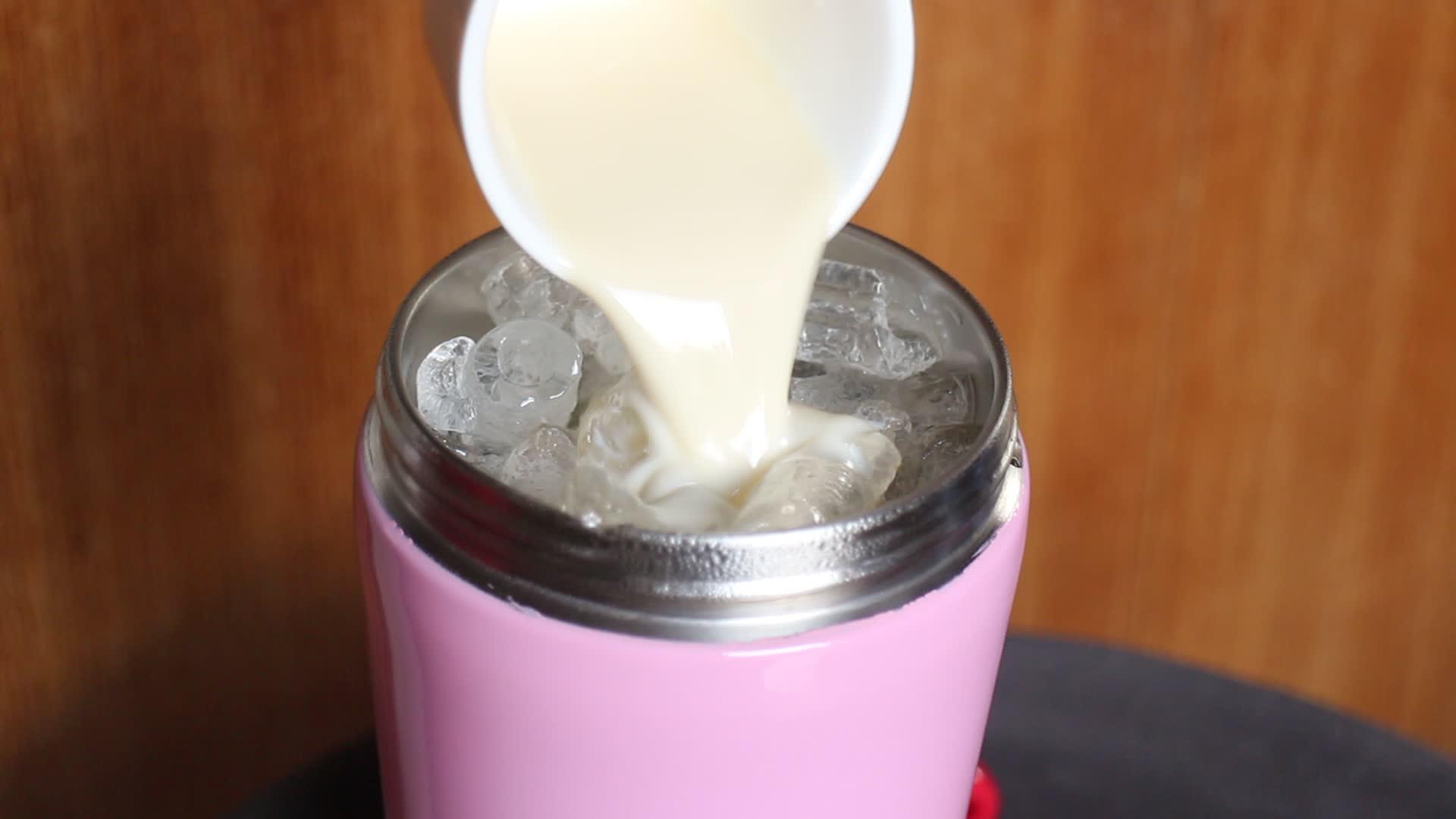 自制冰咖啡拿铁在个人圆筒玻璃杯中视频的预览图