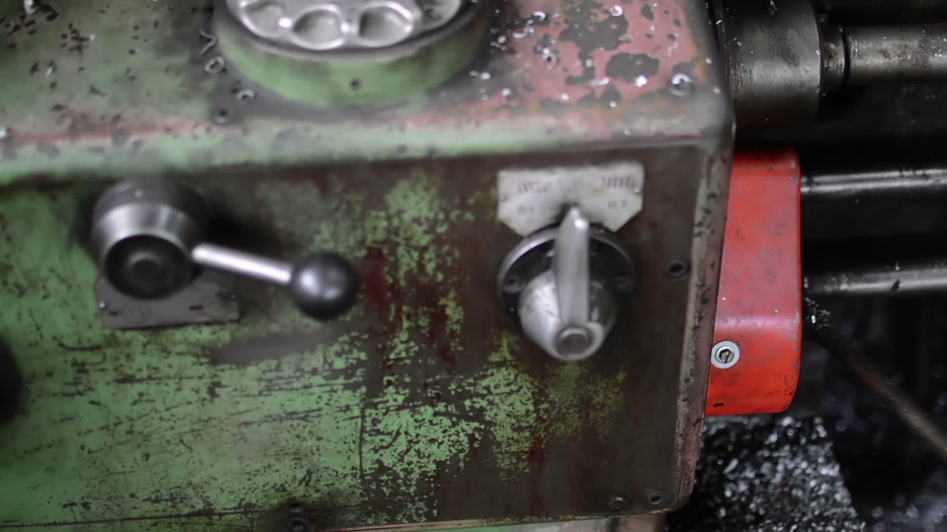 关闭机器和机器上留下的金属刮胡子视频的预览图