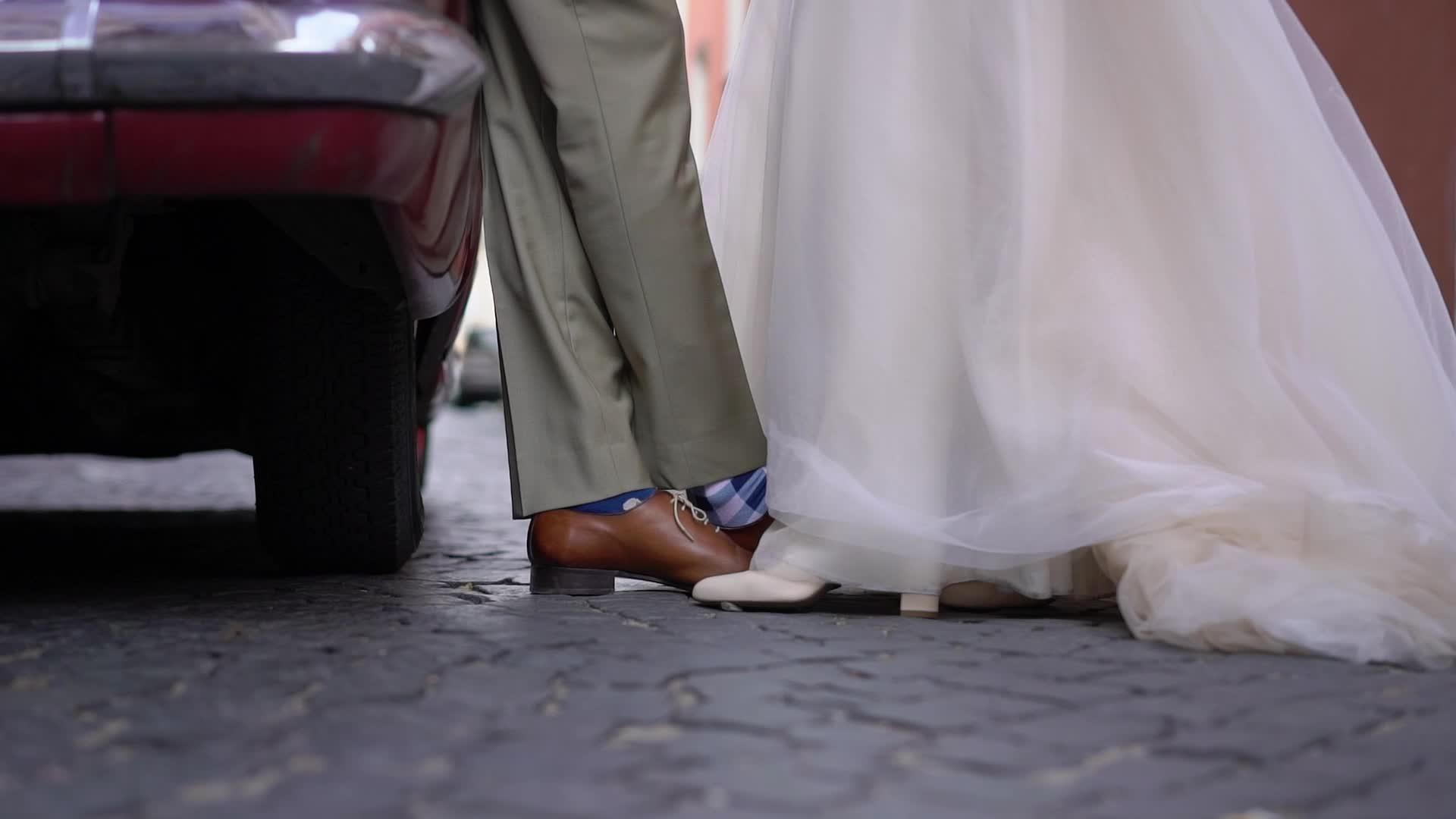 新娘和新郎在城市的路上去了旧车红色的俄罗斯车Russer视频的预览图