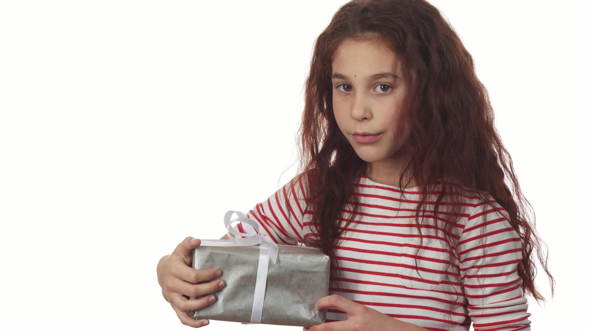 一个小女孩手里拿着她的新年礼物视频的预览图