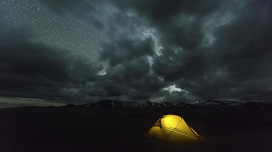 黄色闪光帐篷上移动的乳白色时空夜空中有云视频的预览图