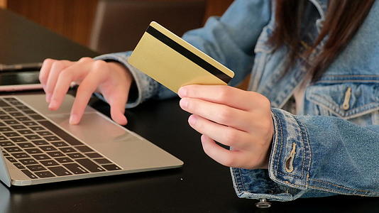 使用电脑在线购物的信用卡女性的百分比视频的预览图