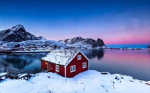 冬天挪威峡湾海边的红色房屋视频的预览图