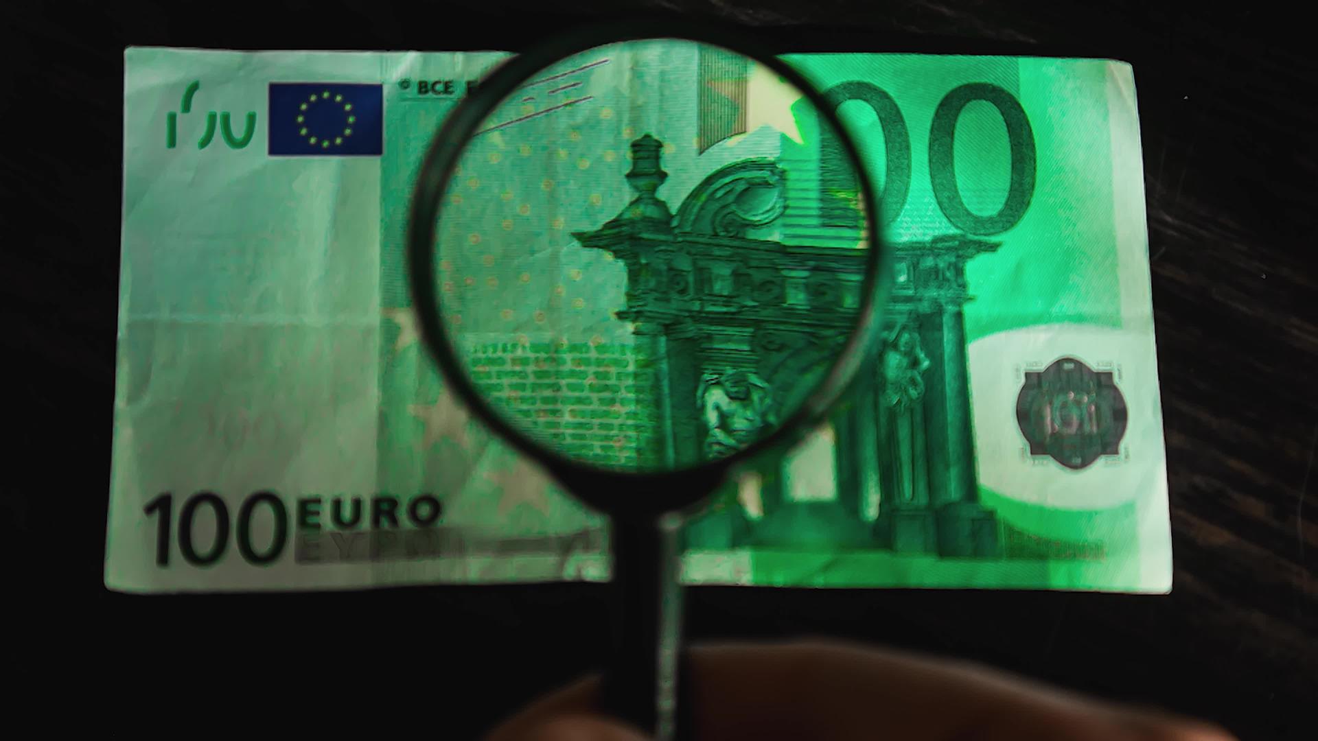 100欧元和放大镜使用放大镜查看纸面账单视频的预览图