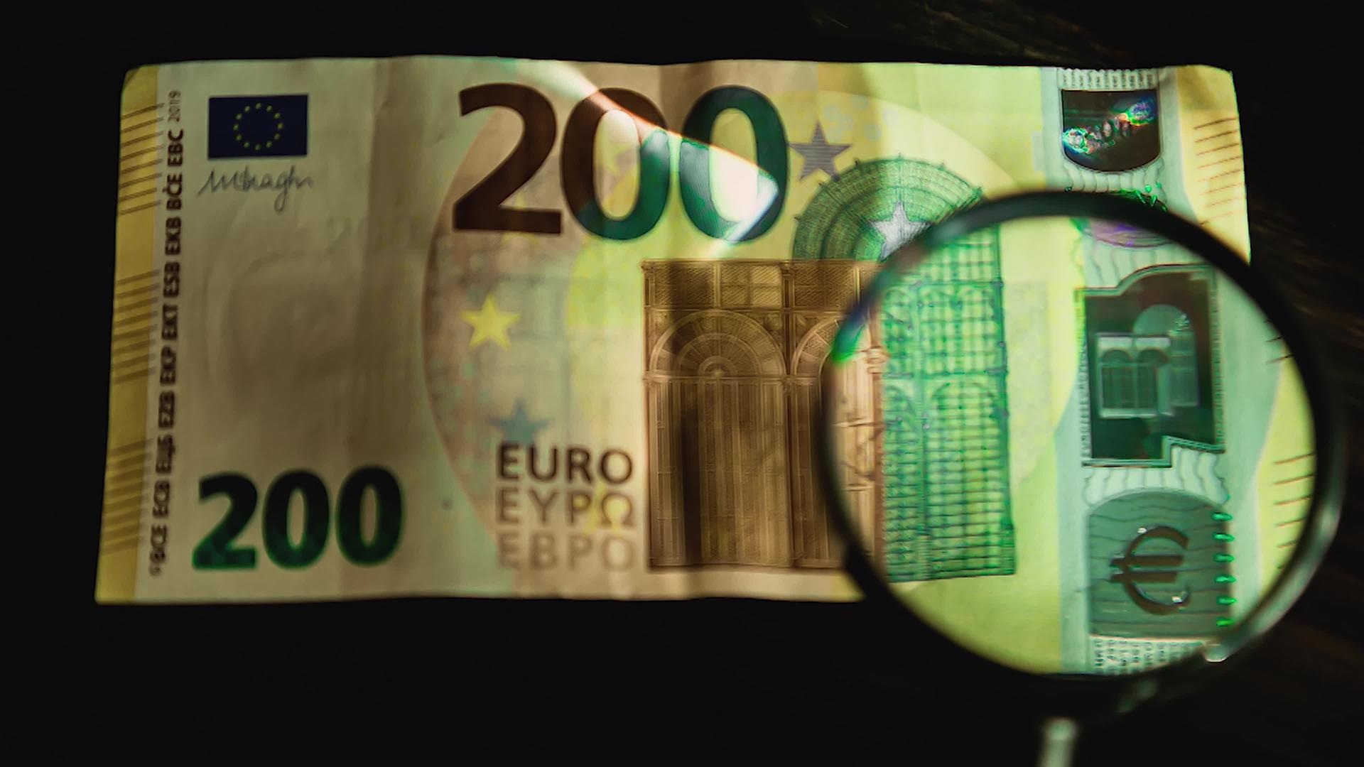200200欧元和放大镜通过放大镜查看纸面账单视频的预览图