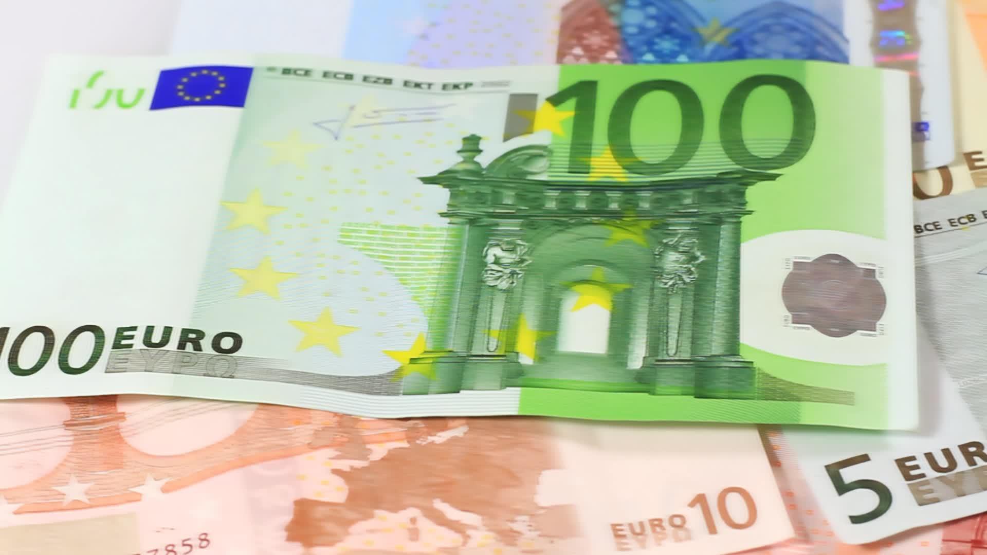 欧元纸条通过镜头前的相机向右移动完全适合任何金融业务视频的预览图