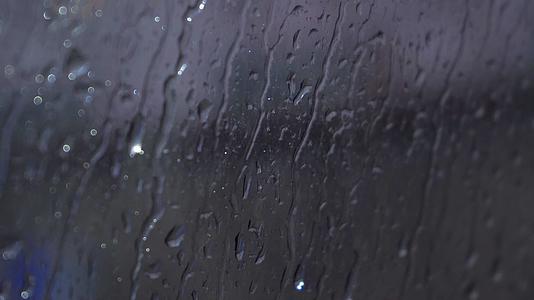 4K实拍夏天下雨落在窗玻璃上雨镜下雨视频的预览图