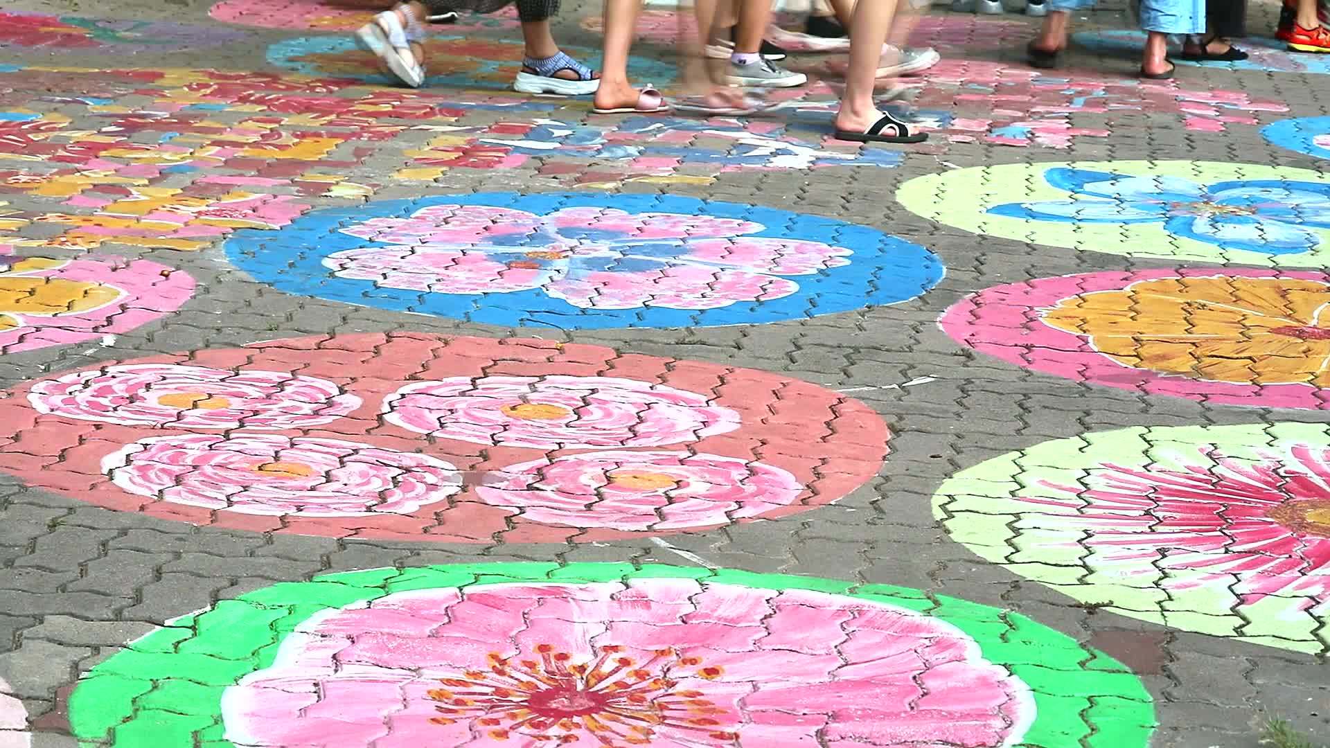 铺砖地板的步行路是油漆彩花视频的预览图