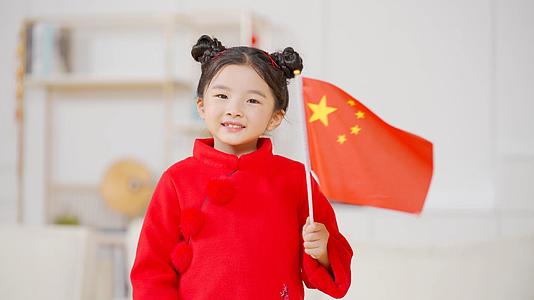 4k穿中国装扮的小女生挥舞红旗视频的预览图