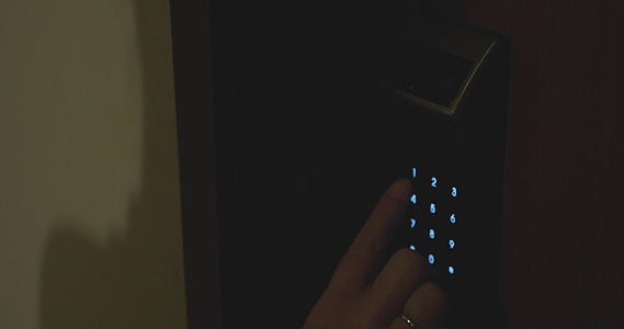 女性用电子密码锁打开酒店房间的女性视频的预览图