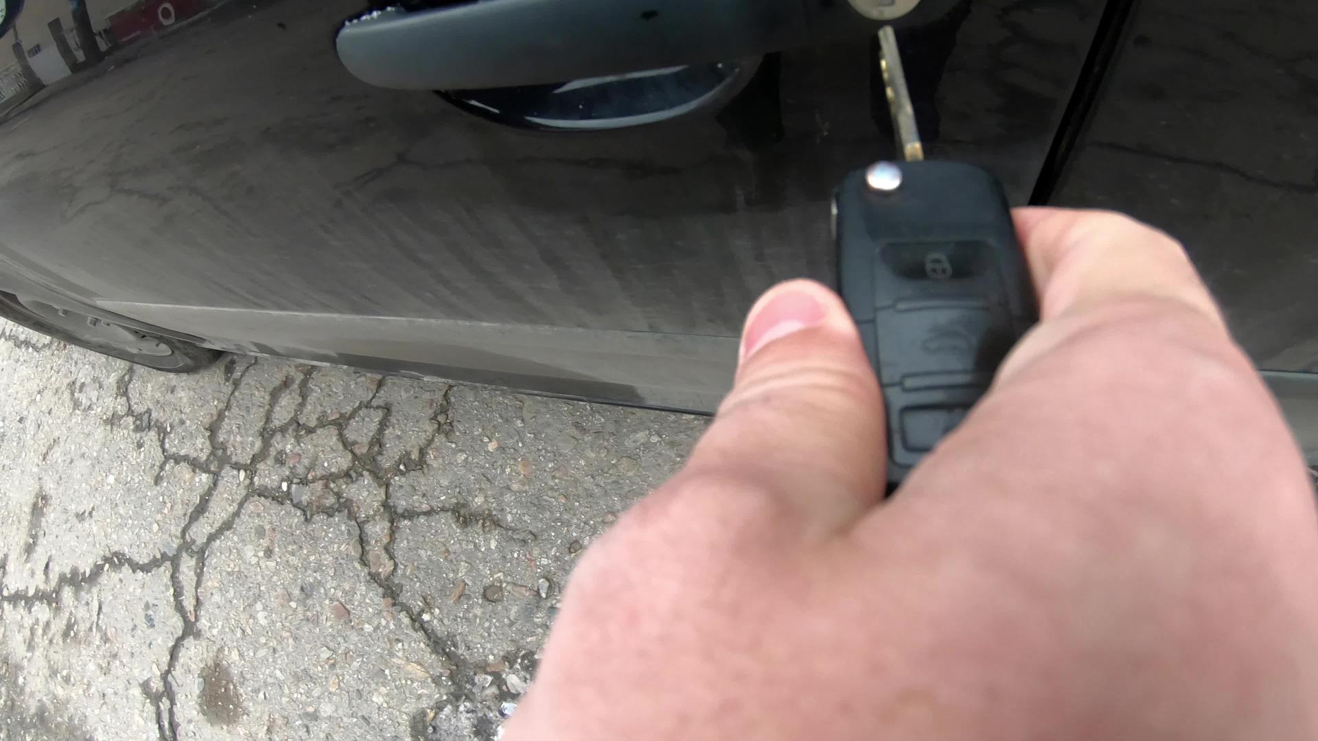 停车场的偷车贼驾驶汽车复制钥匙启动引擎...视频的预览图