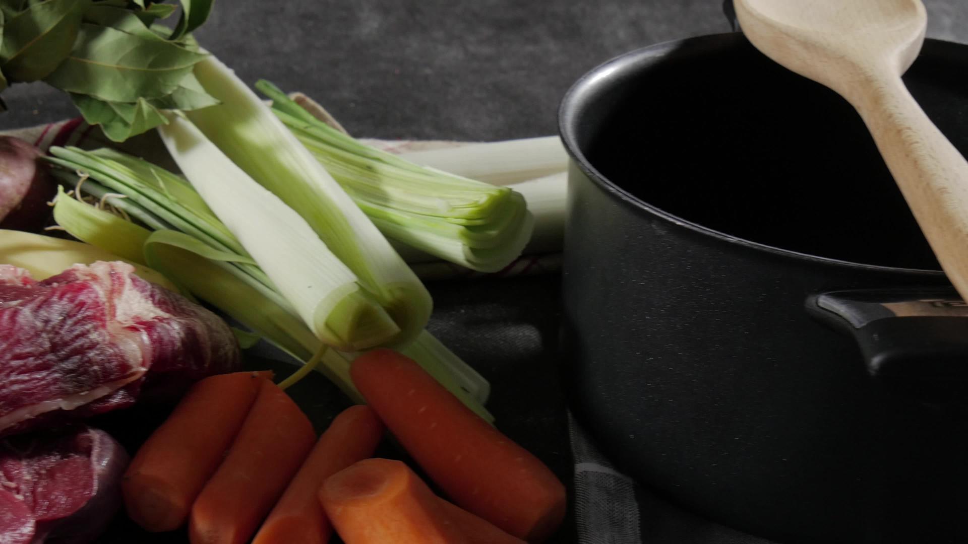 在大锅里准备蔬菜和蔬菜视频的预览图