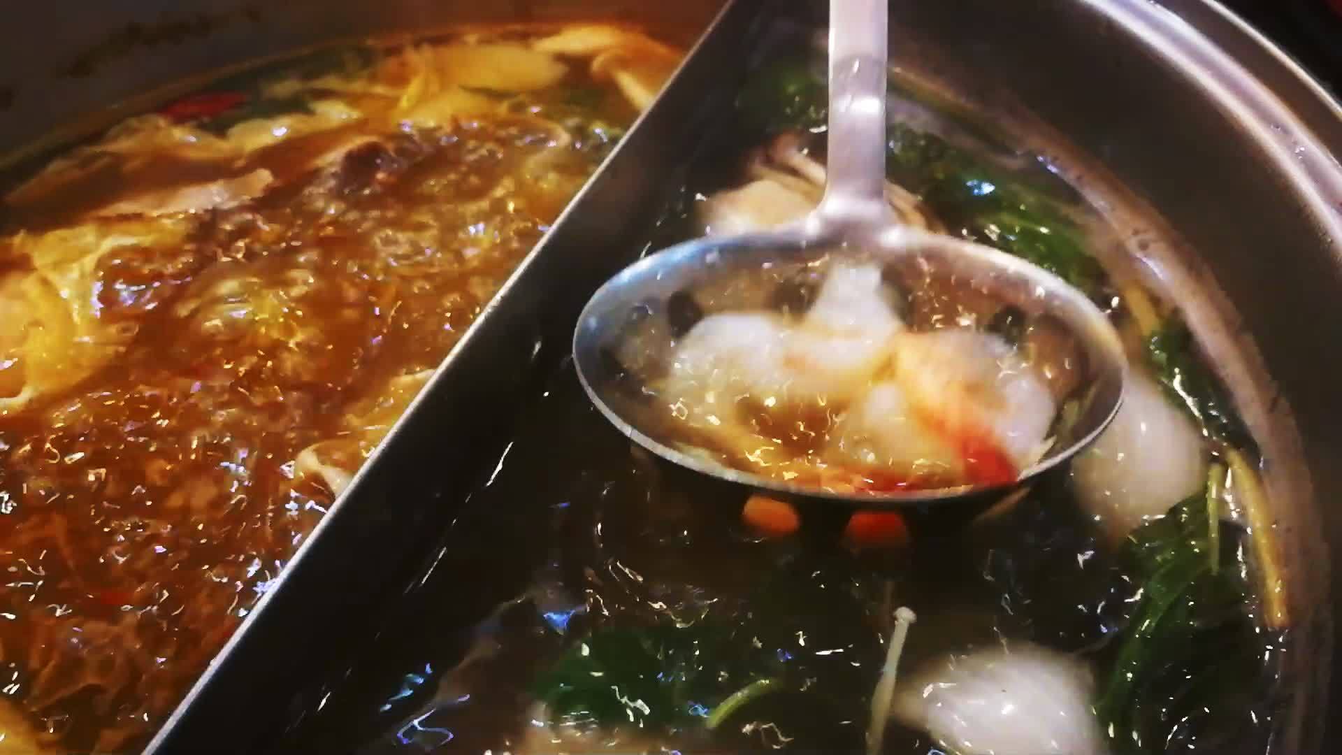 用慢动视频在有肉和蔬菜的汤壶里煮虾视频的预览图