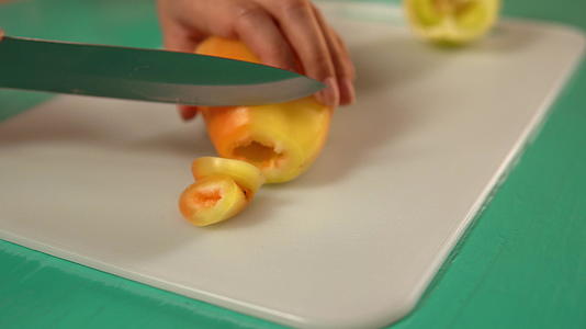 女人用刀和剪板切水果视频的预览图