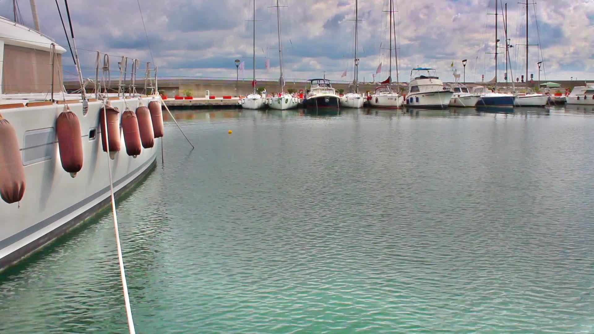 船停泊在港口视频的预览图