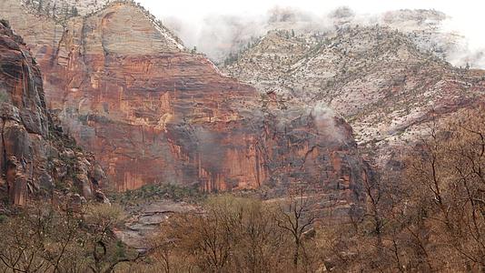 美国犹他州锡安峡谷的红色陡峭悬崖搭便车在美国旅行视频的预览图