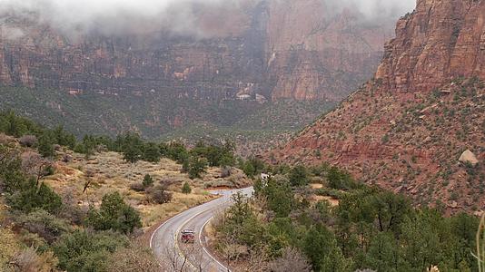 美国犹他州锡安峡谷的红色陡峭悬崖搭便车在美国旅行视频的预览图