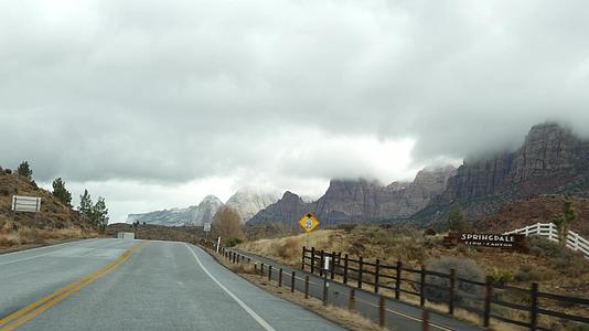 在美国犹他州的锡安峡谷开车在美国搭便车视频的预览图