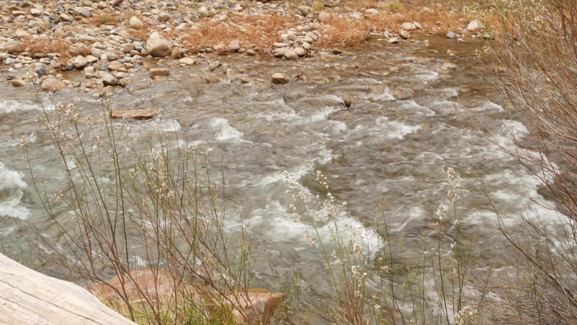 锡安国家公园的山河在美国犹他州的秋天是多雨的红色视频的预览图