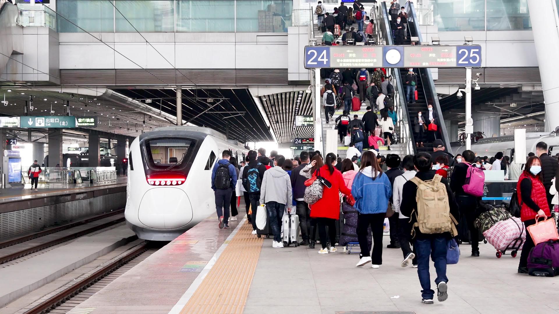 4K高铁站候车场景旅客乘车返乡出行视频的预览图