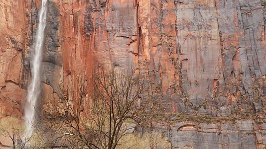 锡安国家公园的岩石和瀑布在美国犹他州的雨天视频的预览图
