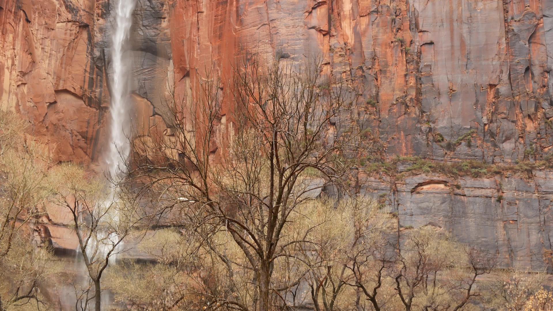 锡安国家公园的岩石和瀑布在美国犹他州的雨天视频的预览图