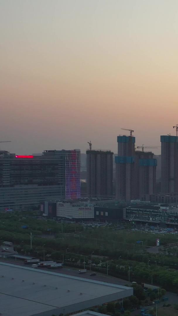 太阳拍摄风景城市雾霾中夕阳天空素材视频的预览图