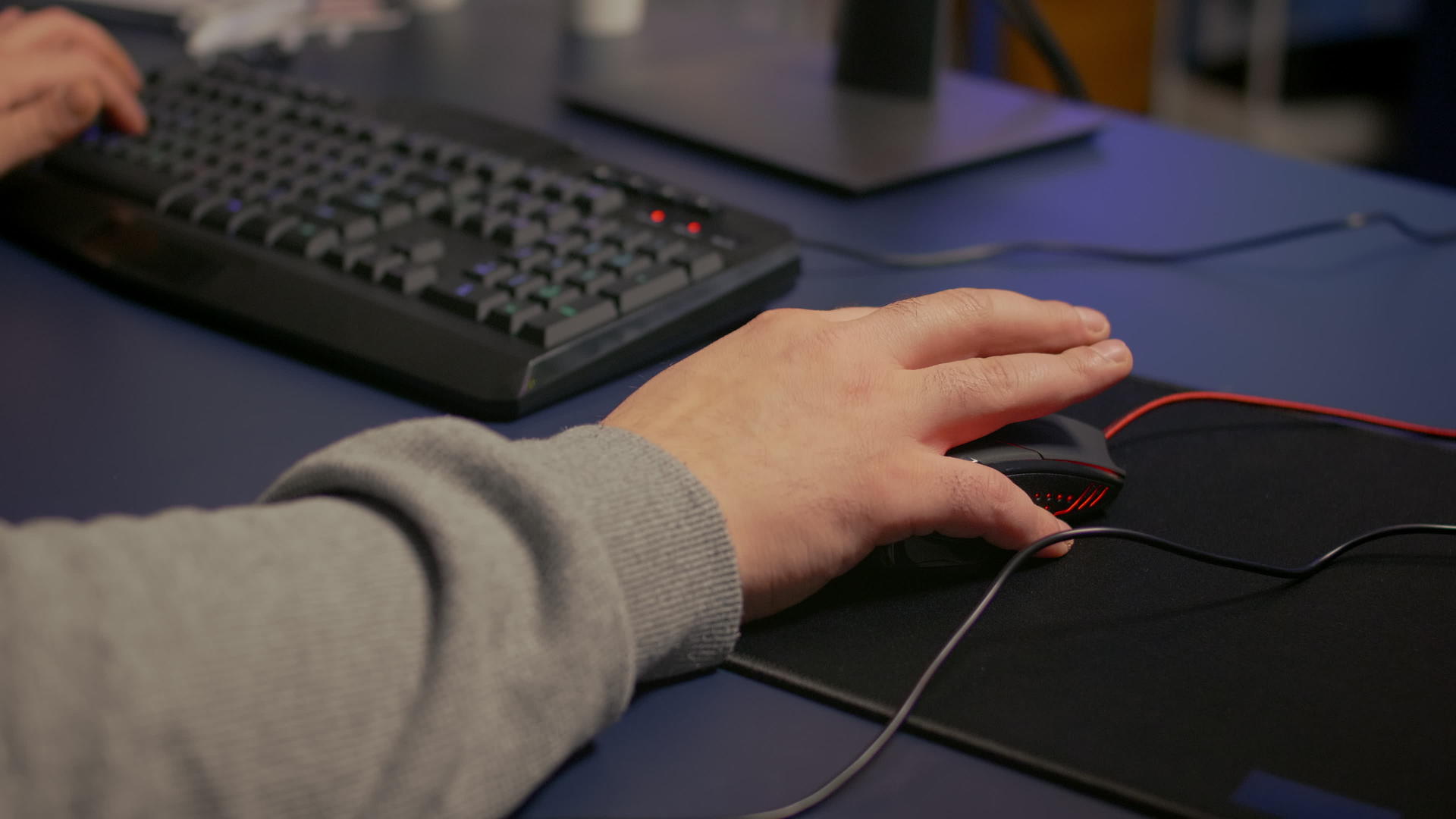 使用专业的Rgb鼠标剪贴玩家男子的手视频的预览图