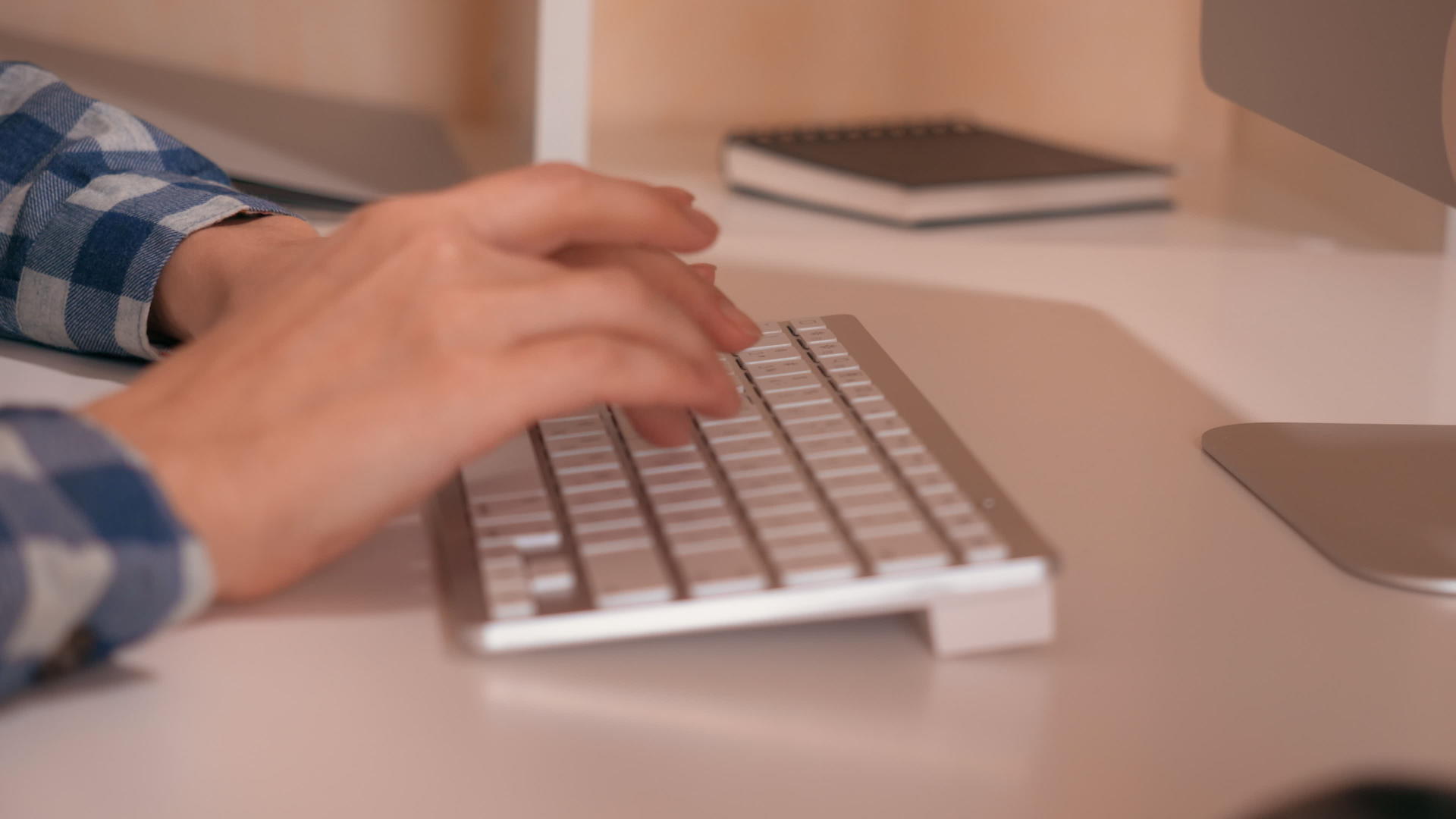 女性指尖进入计算机工作数据视频的预览图