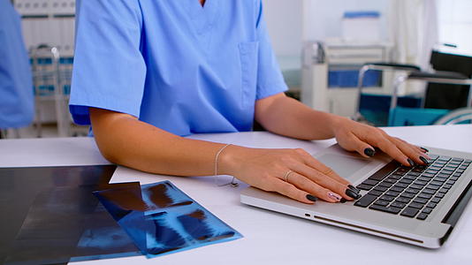 女护士在医护人员近距离写下患者放射学的诊断结果视频的预览图