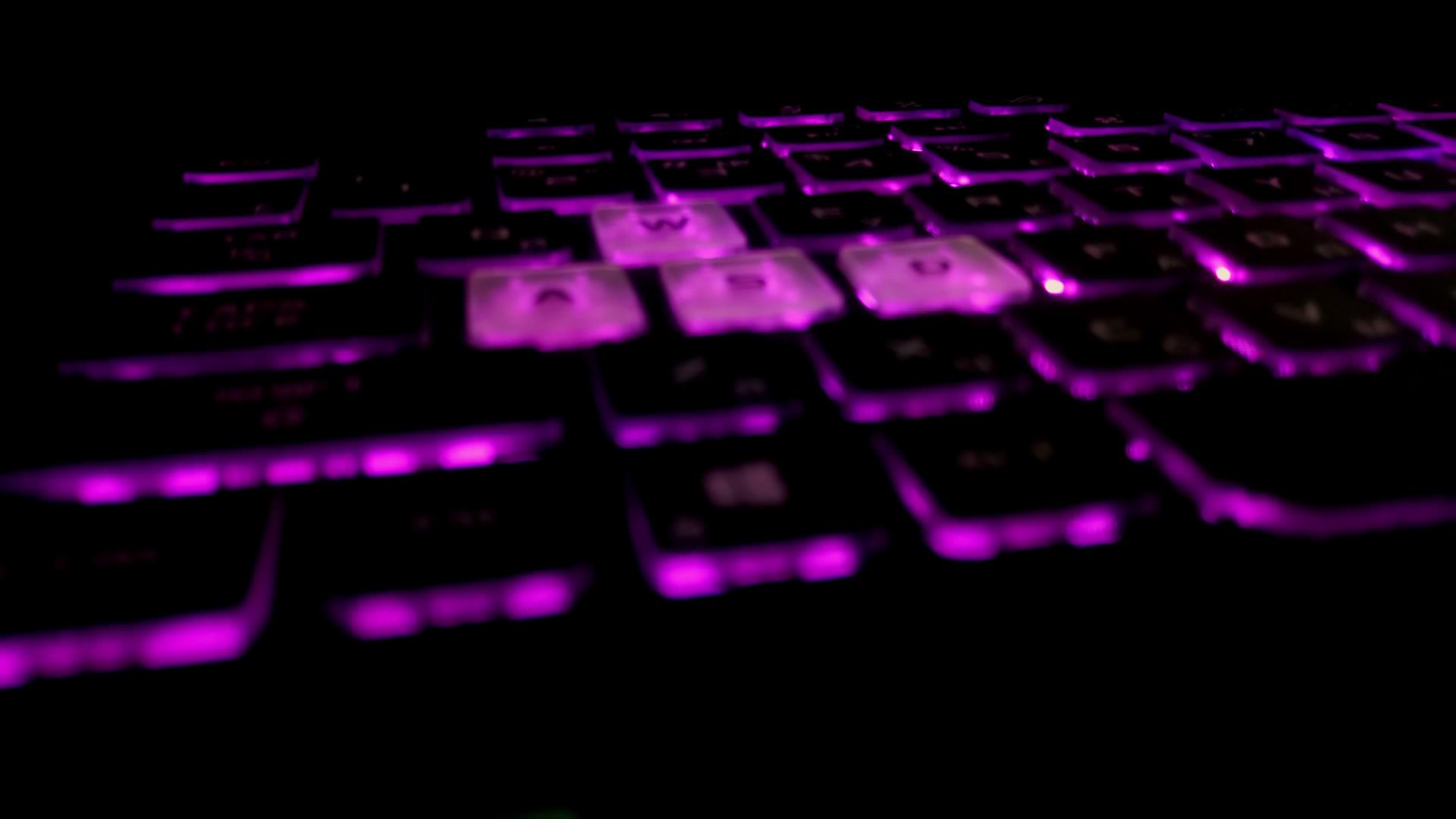 指笔记本电脑或带有变色背光的笔记本电脑键盘视频的预览图